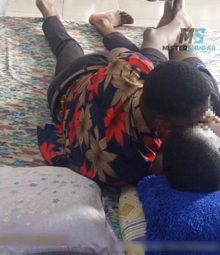 Mister Shugar: Bicurious üvey erkek kardeşimle donup kaldım