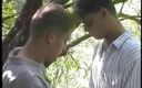 Gays Case: Ренді шпильки під деревом трахають отвір бунг і роблять мінет перед кінчанням