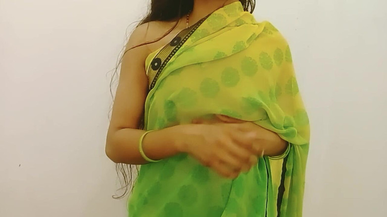 Ankurpriya000: Deine priya bhabhi zieht sich vor ihrem devar um