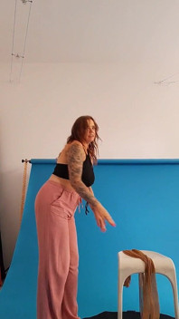 Mamma med enorma bröst striptease och klär sig i strumpor medan hon rör vid sig själv.