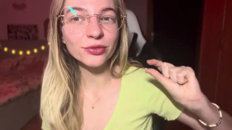 Goddess_Bella_Rae: Pourquoi les hommes s’endettent pour des brats sexy en ligne