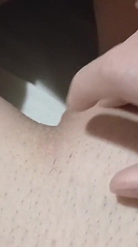 夜、義理の妹の隣で布団の中で危険なオナニーをします