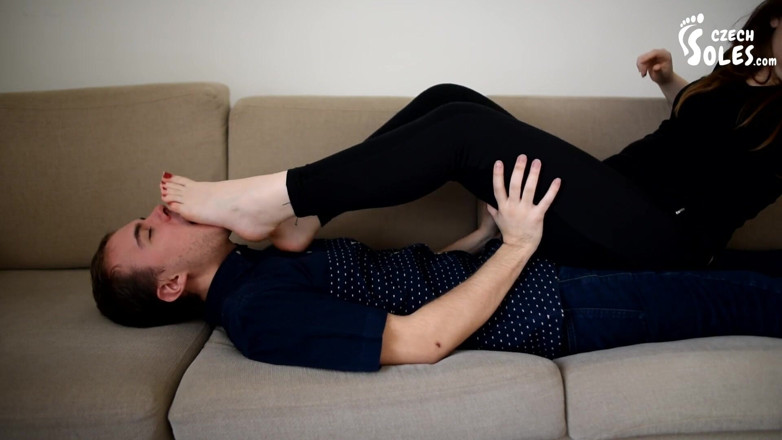 Czech Soles - foot fetish content: Piedi nudi con le scarpe da ginnastica dopo l'allenamento