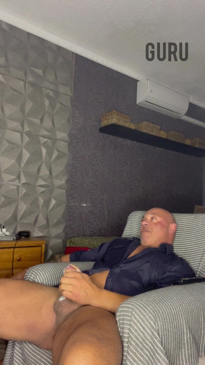 Mr. Guru: Punheta solo em casa, eu gosto dessa camisa