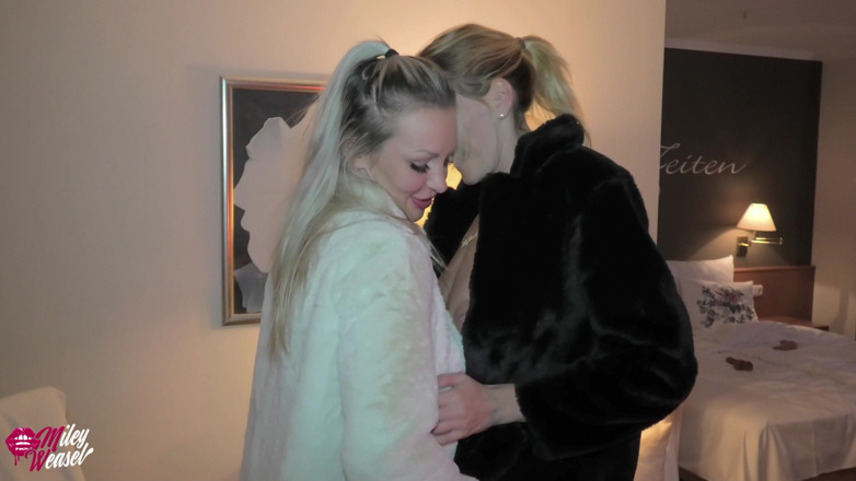 Miley Weasel: 2 si jalang blonde nakal dalam but dan kot bulu!
