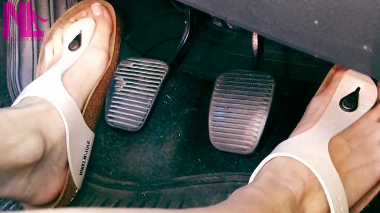 Nyllady: Pedalpumpen in sahnigem Gizeh Birkenstocks