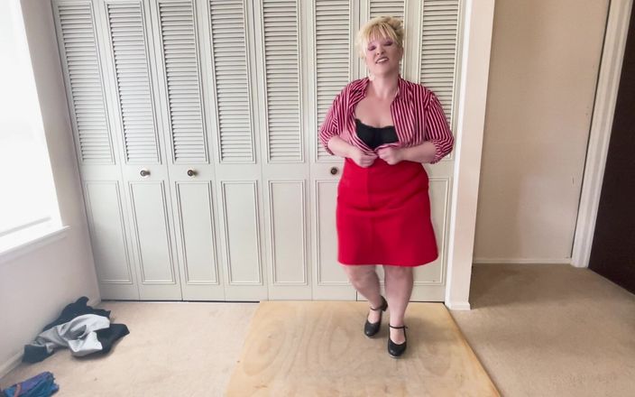 Alice Stone: BBW Dances and Strips to 80s Music Showing off Her Curves...