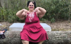 Prostituta fest award - cadela tesuda é fodida no chão