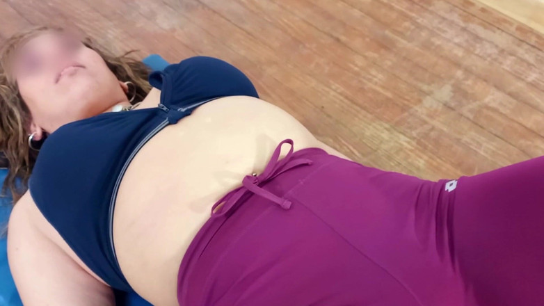 LadyRoma: 我继父的好朋友射在我的内裤里