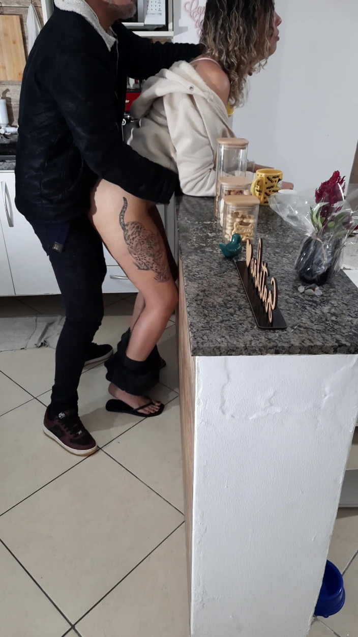 Gabi SweetCouplesStories: Üvey kız kahvaltı yaparken bile dinlenemiyor