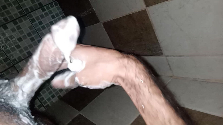 Cute boy jerks off: 화장실 밖에서 기다리는 동안 샤워하는 동안 시간을 보내는 유부녀 Boy2