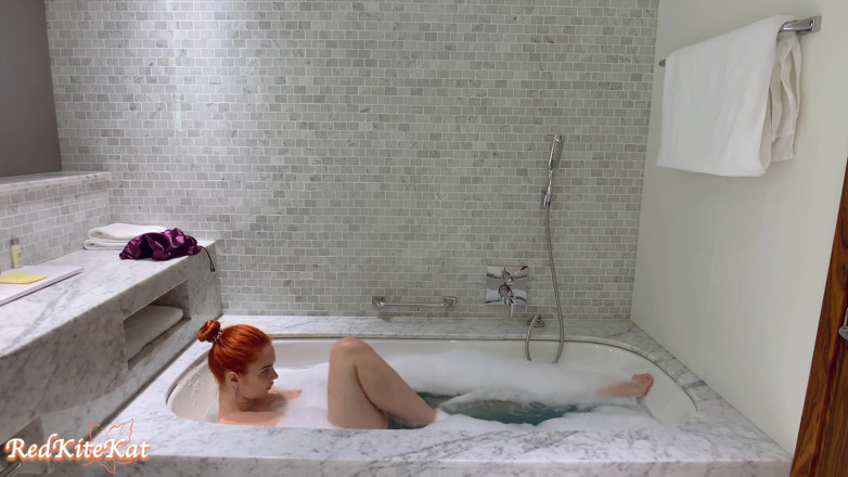 Red KiteKat: Une fille excitée se masturbe avec des jouets sexuels - solo...