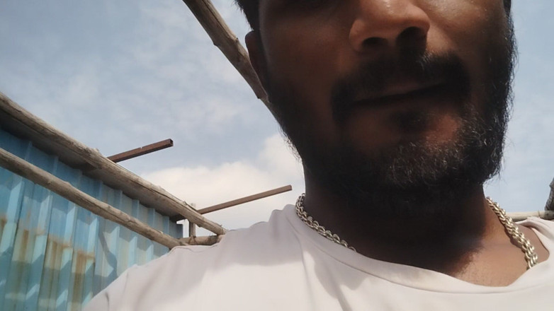 KUMBHA MANOJ KUMAR: Xhard - producător indian homosexual filmează un videoclip în aer liber