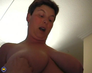 Mature NL: Holandská zralá žena v domácnosti s velkým zadkem a krásnými přírodními...