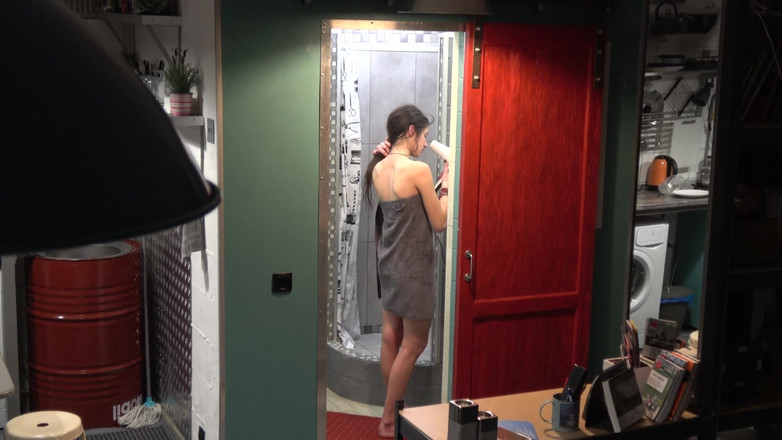 Dirty fantasy: La mia figliastra si fa una doccia e si asciuga...