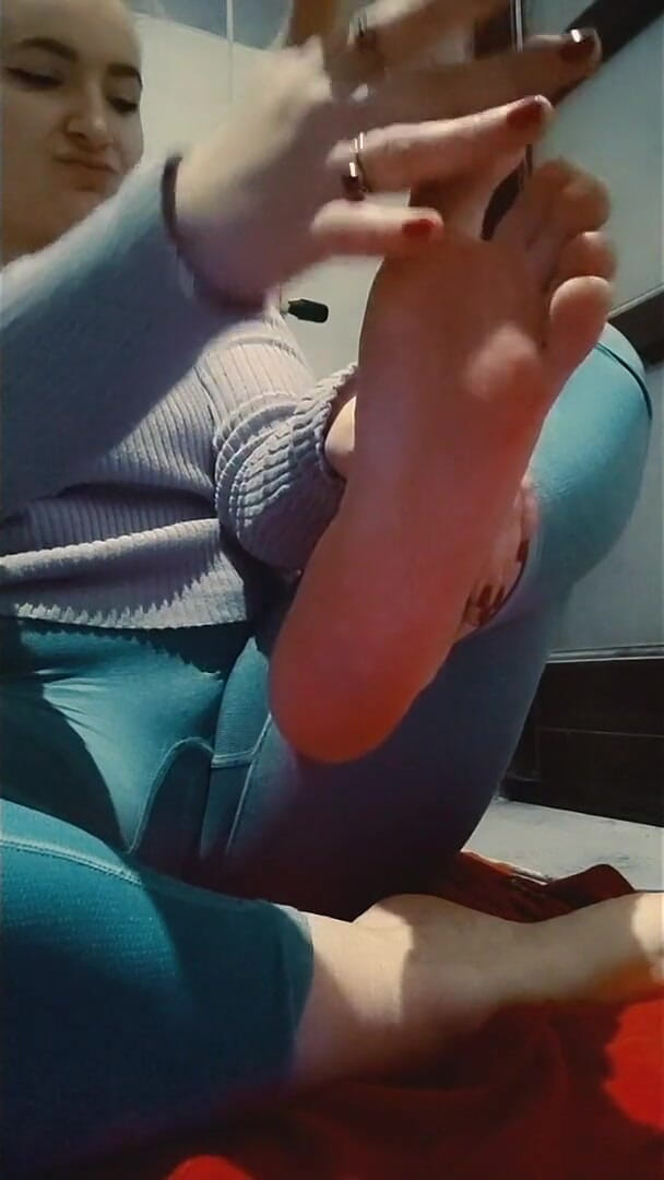 82 Licking and Sucking Feet 2 (Monica Nylon) 82 Licking and Sucking Feet 2 (Monica Nylon)