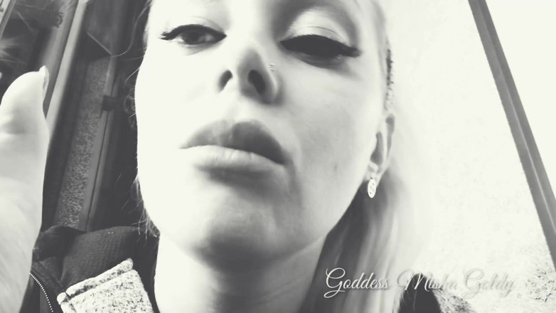 Goddess Misha Goldy: สูบบุหรี่เสียวทั้งตัว