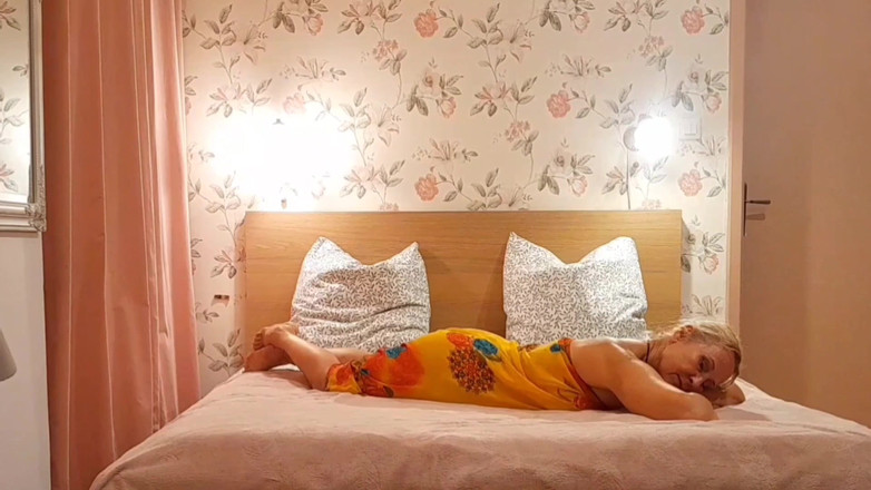 Selena701: Amatérská blondýna a dospělá manželka si večer užívá sexuální hry