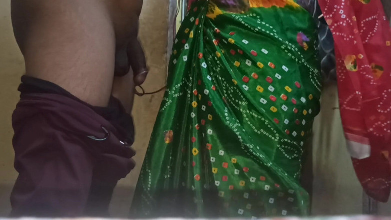 Mehak1993: 通过送给rakhi的礼物让继妹开心