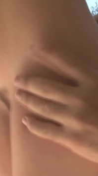 Blonďatá a ebenová holka dostávají nářez od jednoho šťastlivce