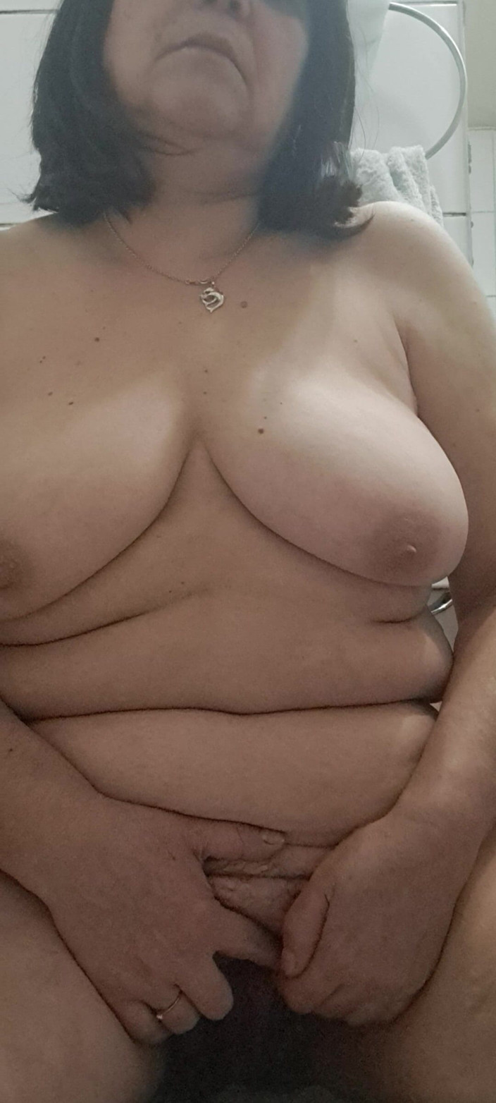 Mommy big hairy pussy: 成熟继母的胸部