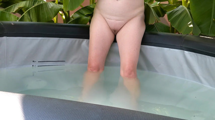 SimoneLive1: I'm Not a Pool Boy