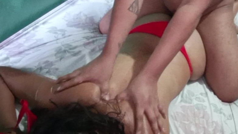 BigassMILF40: 大きなお尻のブルネットへのホットマッサージはオーラルセックスで終わる