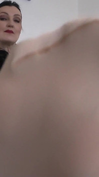 ดมเท้าถุงน่อง แล้วถูกอนุญาตให้ดมต่อ Lady Victoria Valente