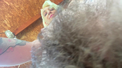 Cuteblonde666: Op je gezicht zitten met mijn harige poesje