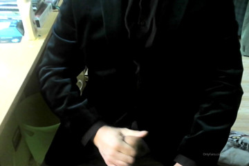 SuitedSub: Pathetic dalam Velvet Jacket