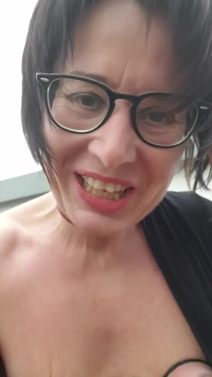 JulieEroticDress: Pompa analna wibracyjna tryska