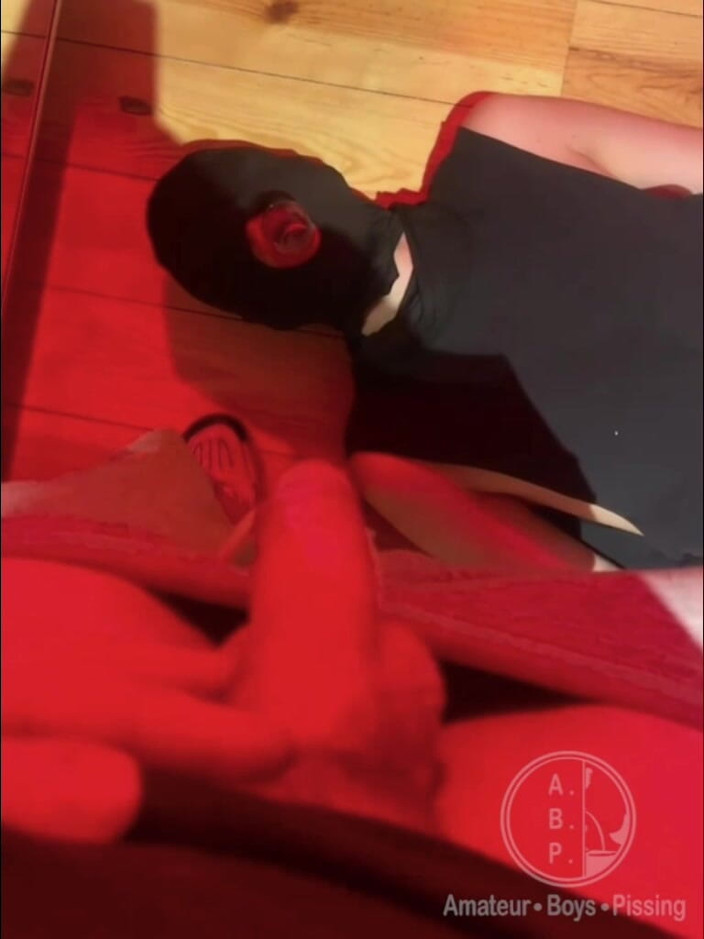 AmateurBoysPissing: 친구의 입에 잔을 들고 오줌 싸는 아마추어 소년