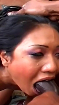 Awek Latina makan zakar hitam besar terlalu besar untuk mulutnya