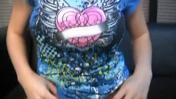 Solo Austria: 玩奶子和这个完美的金发女郎与惊人的乳房