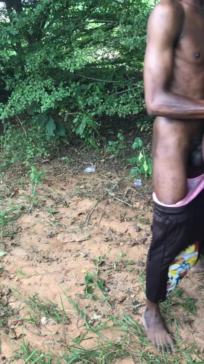 Sexydaddy: Африканські чоловіки з чорним членом займаються сексом на вулиці, відчуваючи крутий вітерець