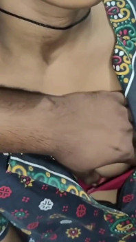 Indische vrouw zuigt lul tot klaarkomen in de mond