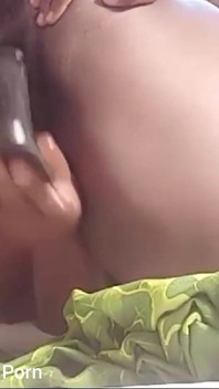 Übergebeugt, ficke meine muschi mit großem dildo, kommt hart