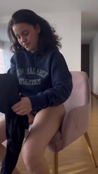Enquanto meu marido descansa, eu aproveito para colocar um pau na minha bunda e eu tenho muitos orgasmos