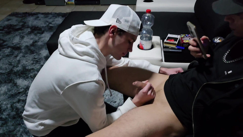 boyzxy212: 对这位顺从的性伴侣毫不留情——为同性恋荡妇注入硬喉，脸上充满电荷