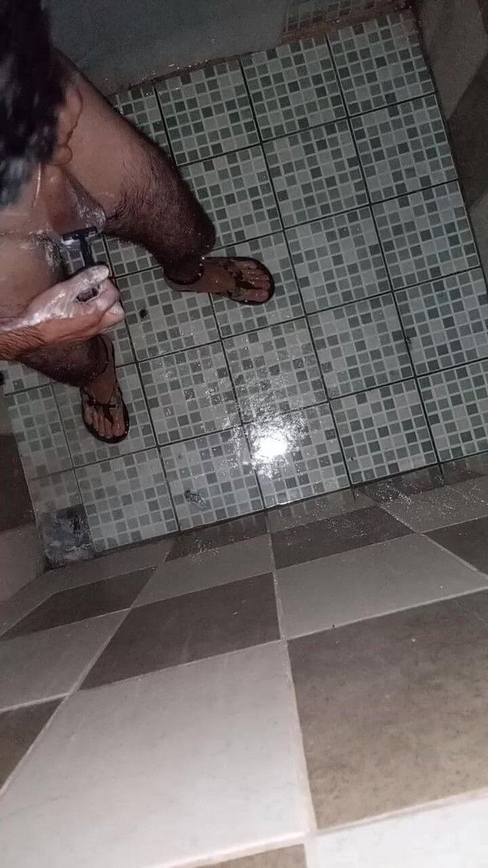 Cute boy jerks off: Garoto depila suas bolas e se masturba