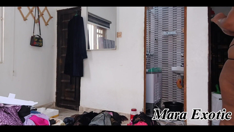 Mara Exotic: 두꺼운 엉덩이 흑누나 핫한 밀프 세탁의 날 - Mara 이국적인