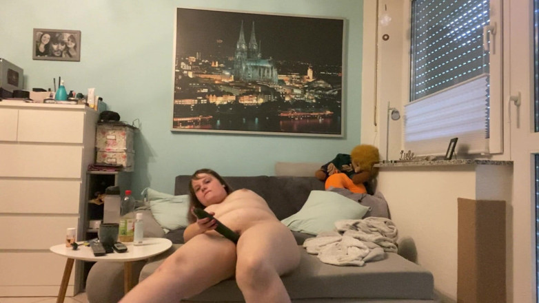 Deutsche Anna: Scopo la mia piccola figa con un grosso cetriolo