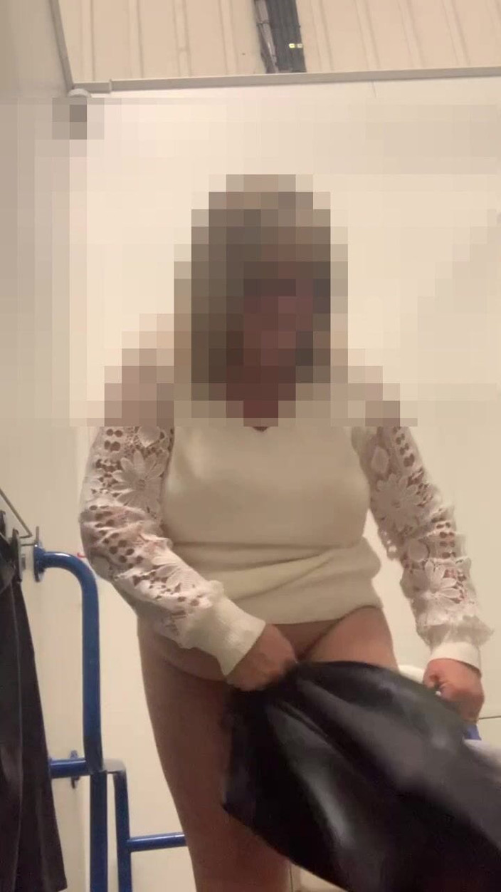 Julie Cunningham: Julie v šatně M &amp; s - Bez kalhot pod sukní, Sedí na...