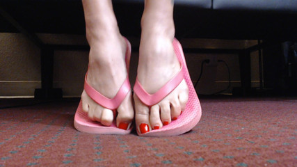 Abby Anna: Měkké růžové flipflops, hra na dlouhé prsty na nohou