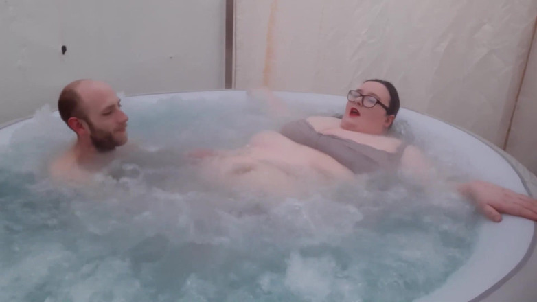 SSBBWLadyBrads: SSBBW brzuch ściera się w wannie z hydromasażem z kumplem