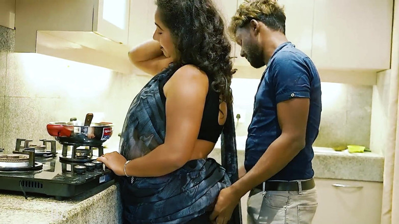 Daizo Premium: Ibu tiri dikongkek pantat besar di dapur gaya doggy Hindi...