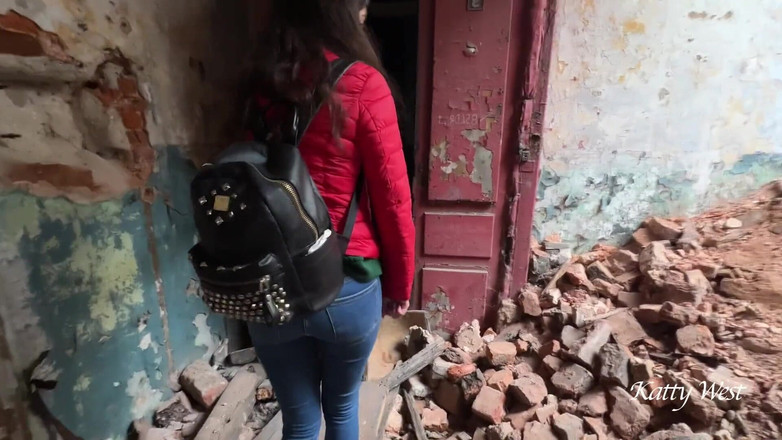 Кэти Вест: Он привел свою подругу в страшный заброшенный дом и жестко трахнул