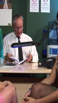 Mature cazzi scena 1_sexy donne dal seno grande in lingerie che fanno sesso insieme in una stazione di polizia in un'orgia con doppia penetrazione