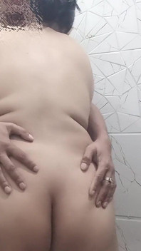 Držení zadku pod vodou a tvrdé mlátit - Desi sprchový sex