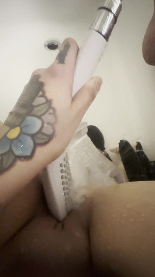 Cassidy Claire: Duş başlığımı siktim ve pişman değilim